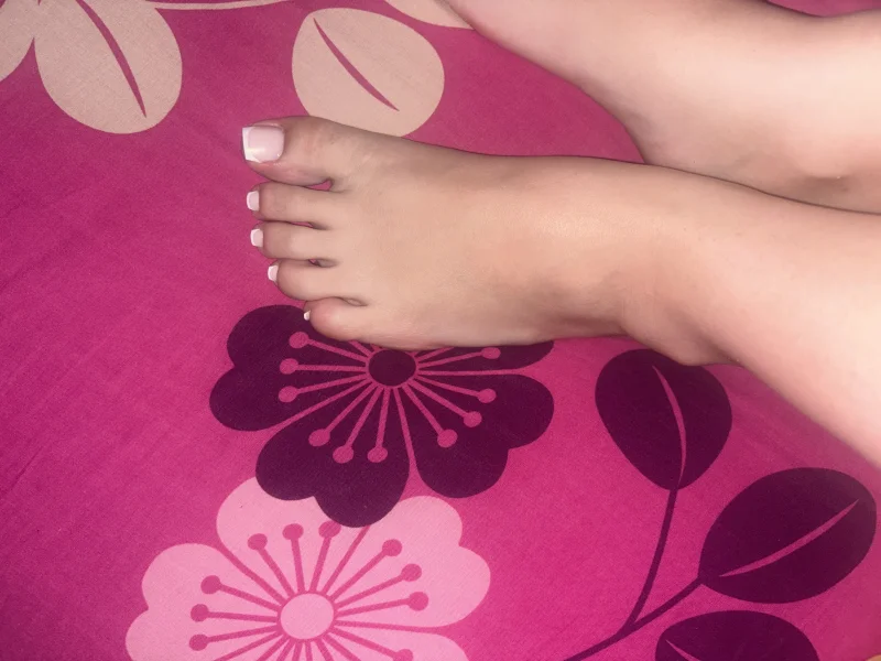 Pied nus avec vernis trop beau – photos de pieds de femmes par Dodine