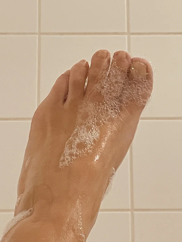 Pieds nus dans le bain – photos de pieds de femmes par Feetlovely26