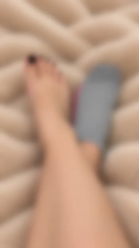 Photo pieds vernis à ongles 💅🏻 – photos de pieds de femmes par GingerFeet🧡