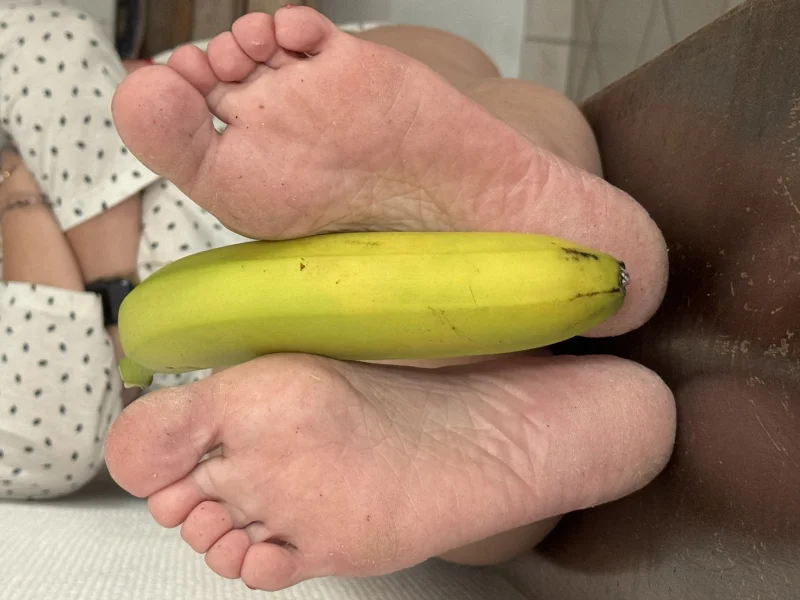🍌 avec mes pieds 😋 – photos de pieds de femmes par Petit34