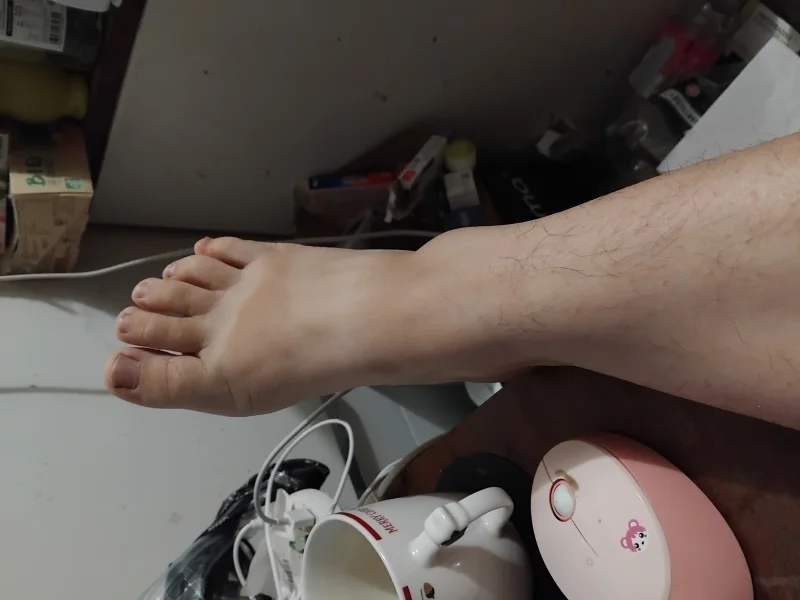 Pied nue encore bronzé – photos de pieds de femmes par Lj